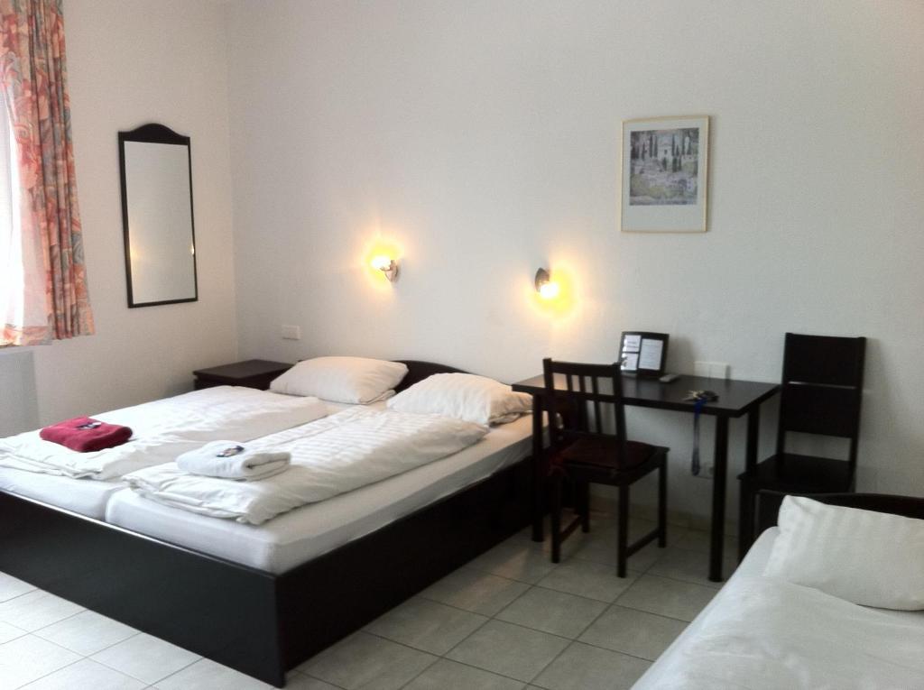 Hotel Goldener Engel Waldbronn Quarto foto