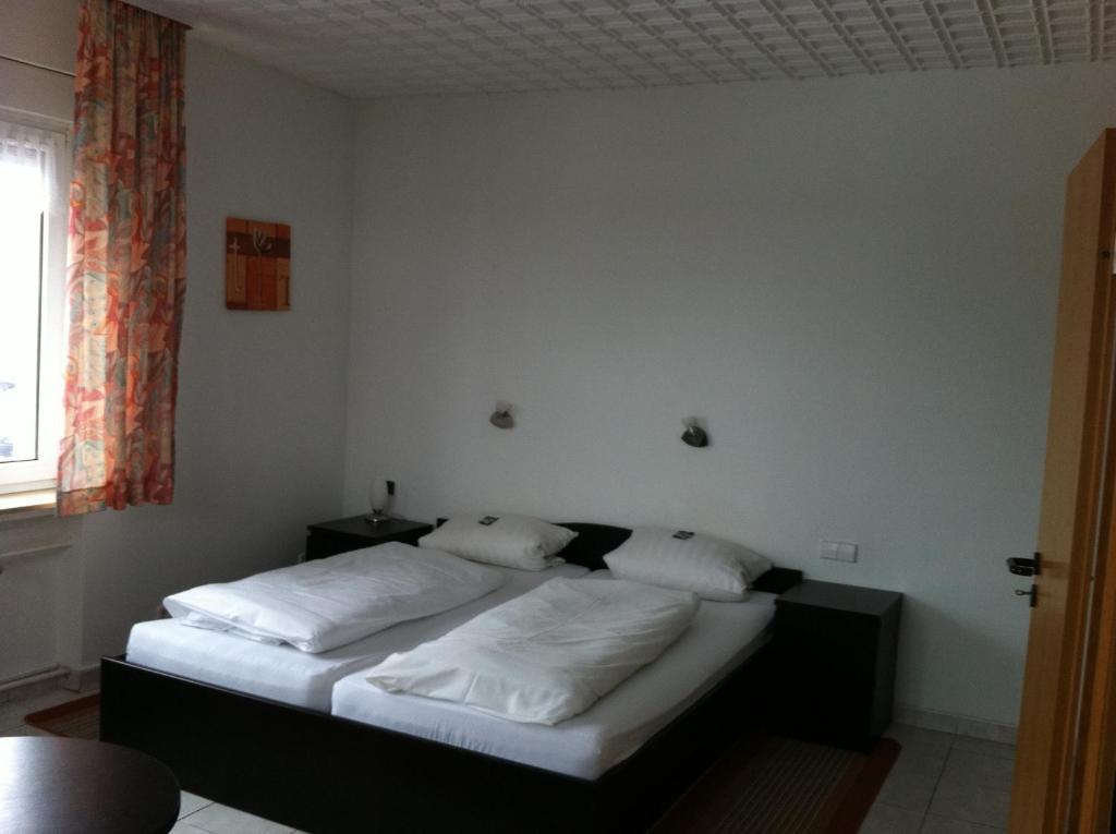 Hotel Goldener Engel Waldbronn Quarto foto